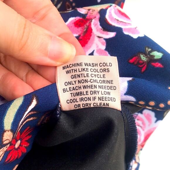 3 / $15 Philosophy floral pencil skirt - Picture 8 of 8